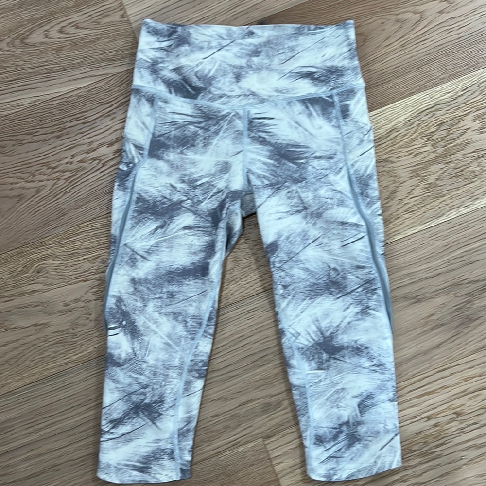 NWOT Lululemon gray/white capris size 6